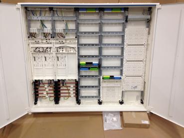 Hager Zählerschrank 3x eHZ Zählerfeld + 1x Verteilerfeld 7-reihig + 1x Verteilerfeld 5-reihig 1100mm mit APZ-Raum + 1x Multimediafeld 1-reihig ZB35S (inkl. Datenschnittstelle und RJ45-Buchse)